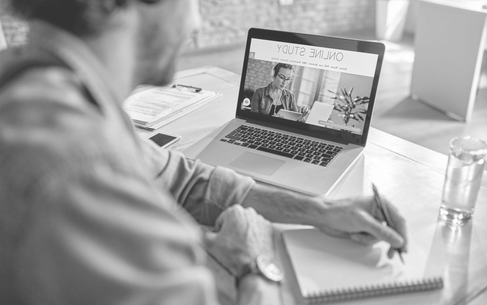 Coaching-Sitzung mit strukturierten Arbeitsmaterialien